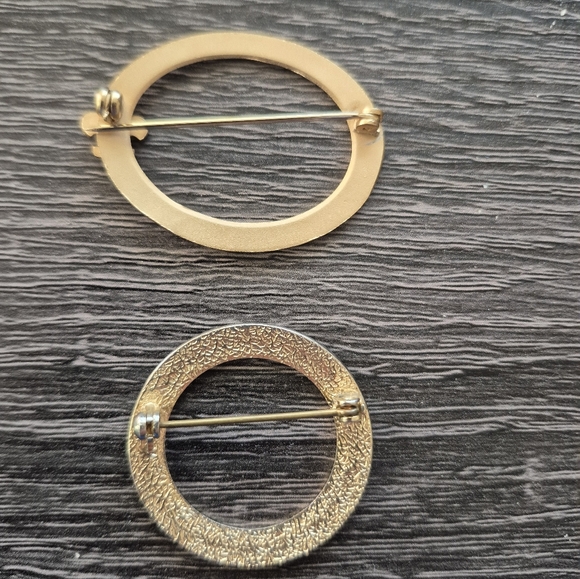 Vintage circle Gold tone pins. - Picture 3 of 4